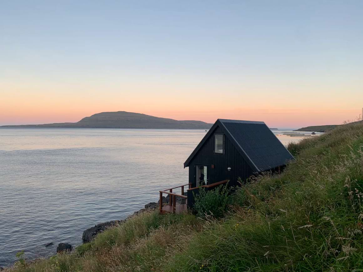 cosy cottage next to the ocean facing the fiord