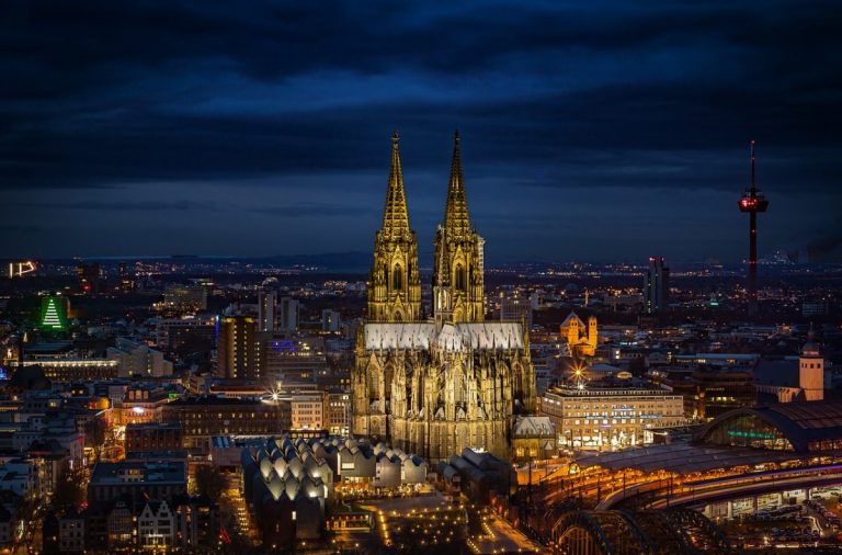 Backpacking Germany - Cologne CatheDral At Night 768x506