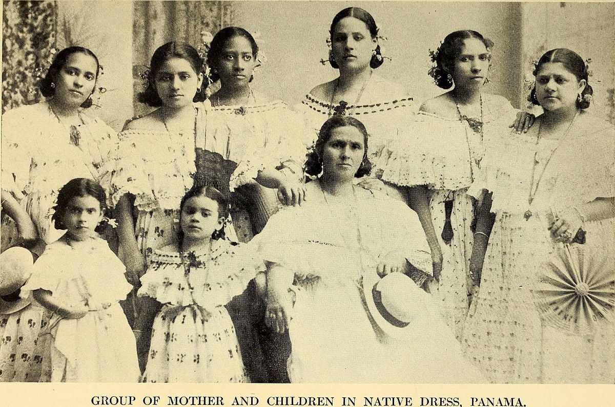 panamanian woman with children