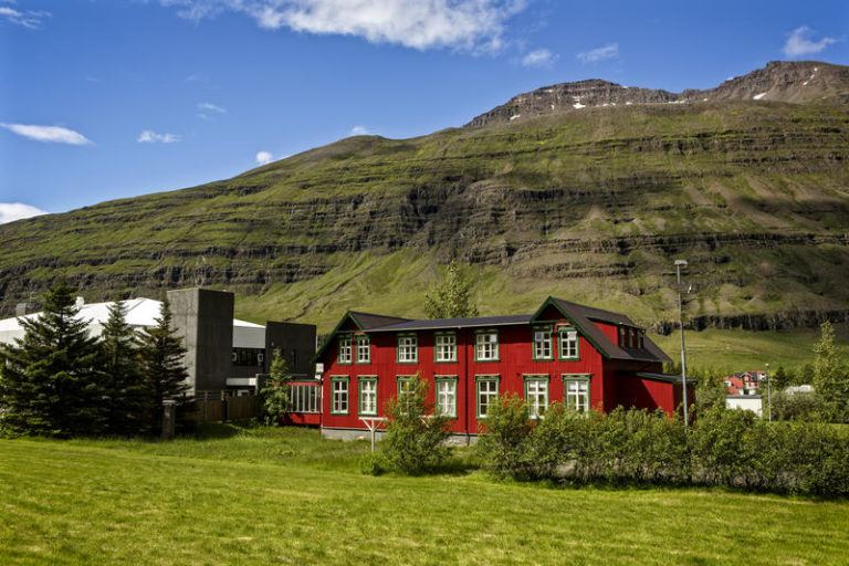 iceland tours hostels