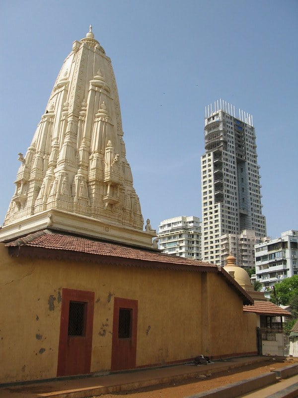 https://www.thebrokebackpacker.com/wp-content/uploads/2019/02/Walkeshwar-Temple-Complex-mumbai.jpg
