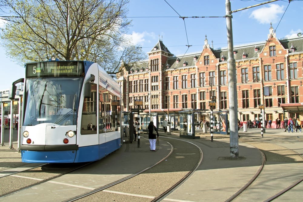 can you take public transport from amsterdam airport to city center train