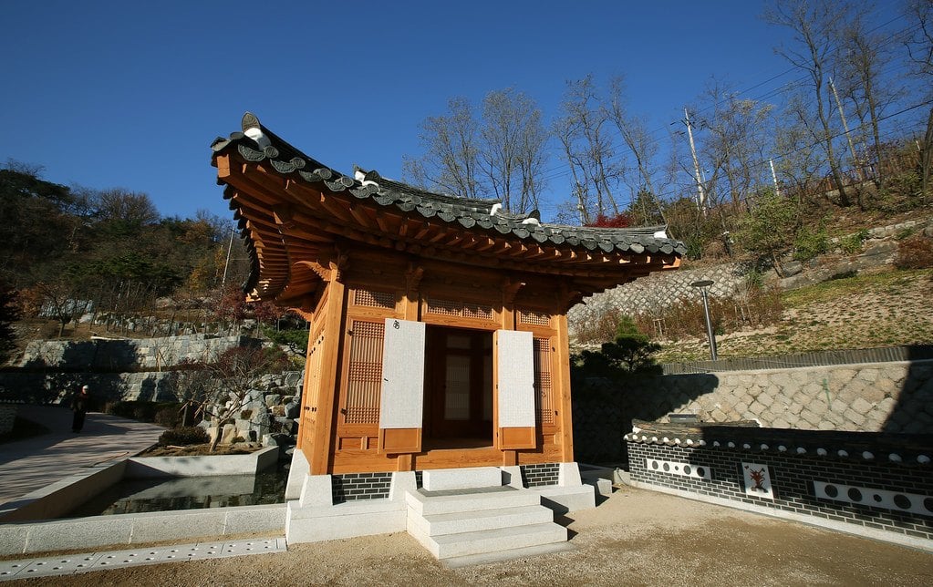 The Cheongun Literature Library - a point of interest in Seoul for book lovers