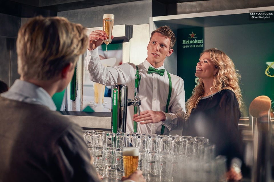 drink een biertje of twee bij de Heineken Experience