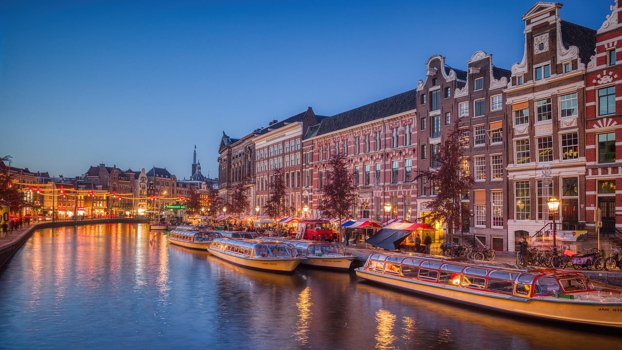 amsterdam travel time from city center to airport in summer evening