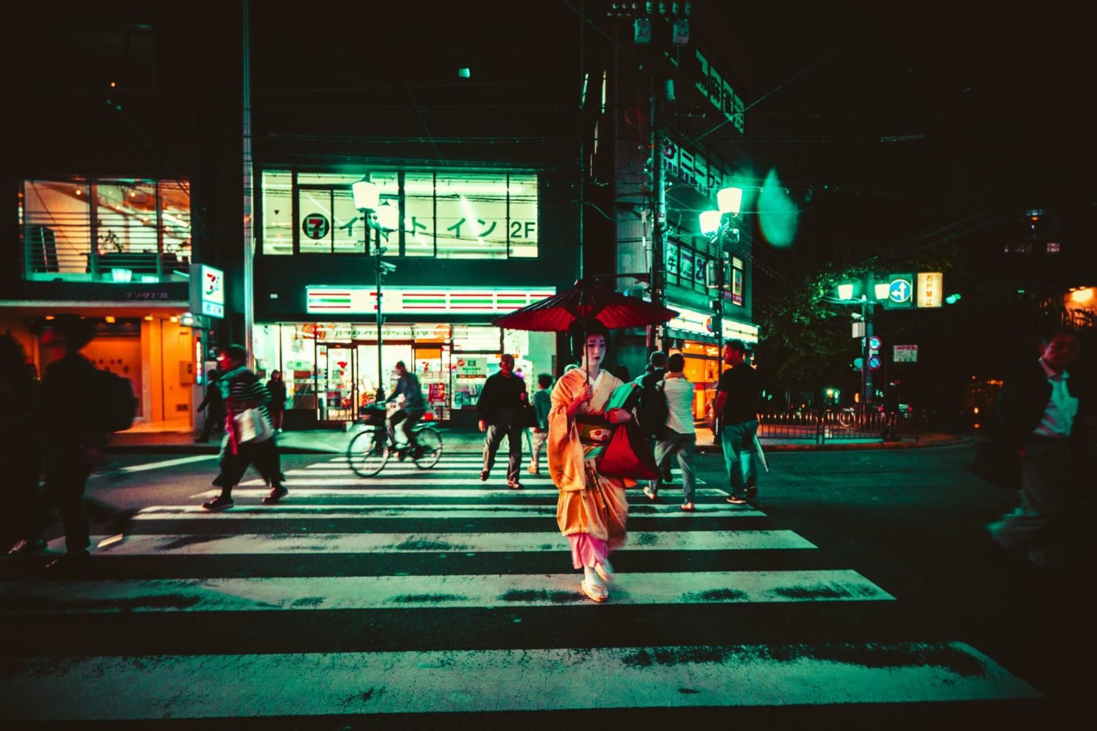 Voyage sac à dos au Japon - Backpacking Japan Geisha Crossing Street Kyoto 1536x1024