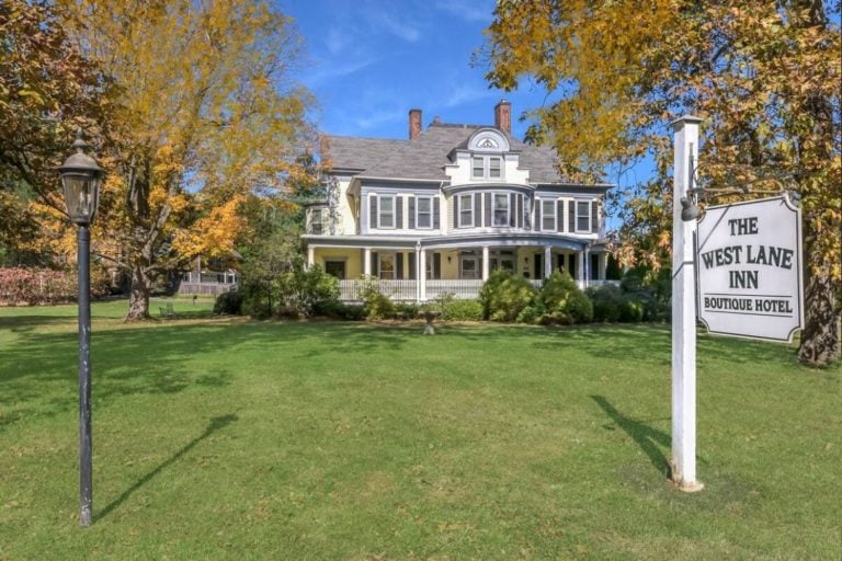 10 STUNNING Bed And Breakfasts In Connecticut [2024 Edition]