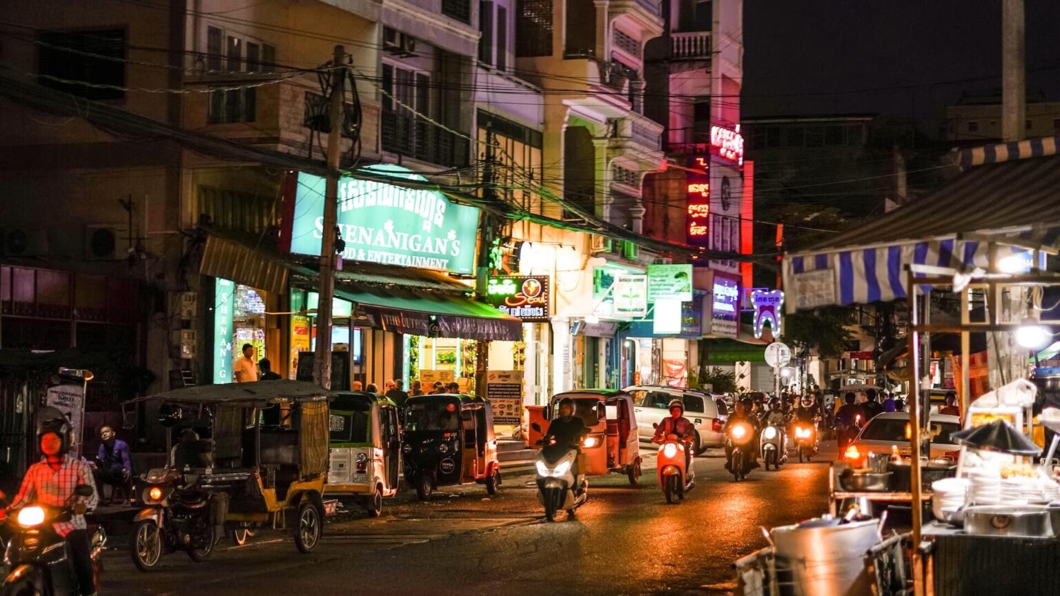 15 BEST Hostels in Phnom Penh (2024 Insider Guide)