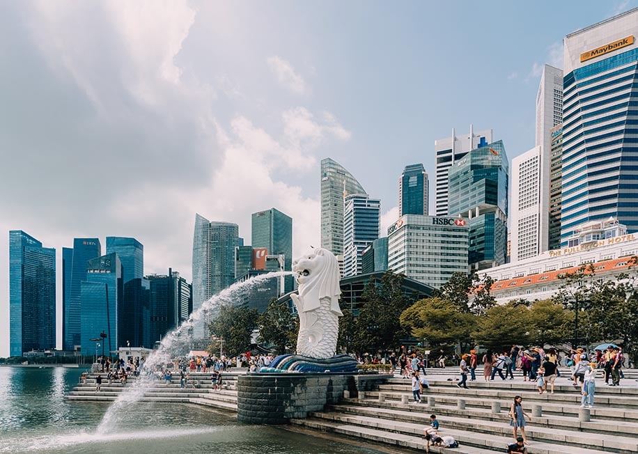 The merlion statue with the Singapore skyline in the distance