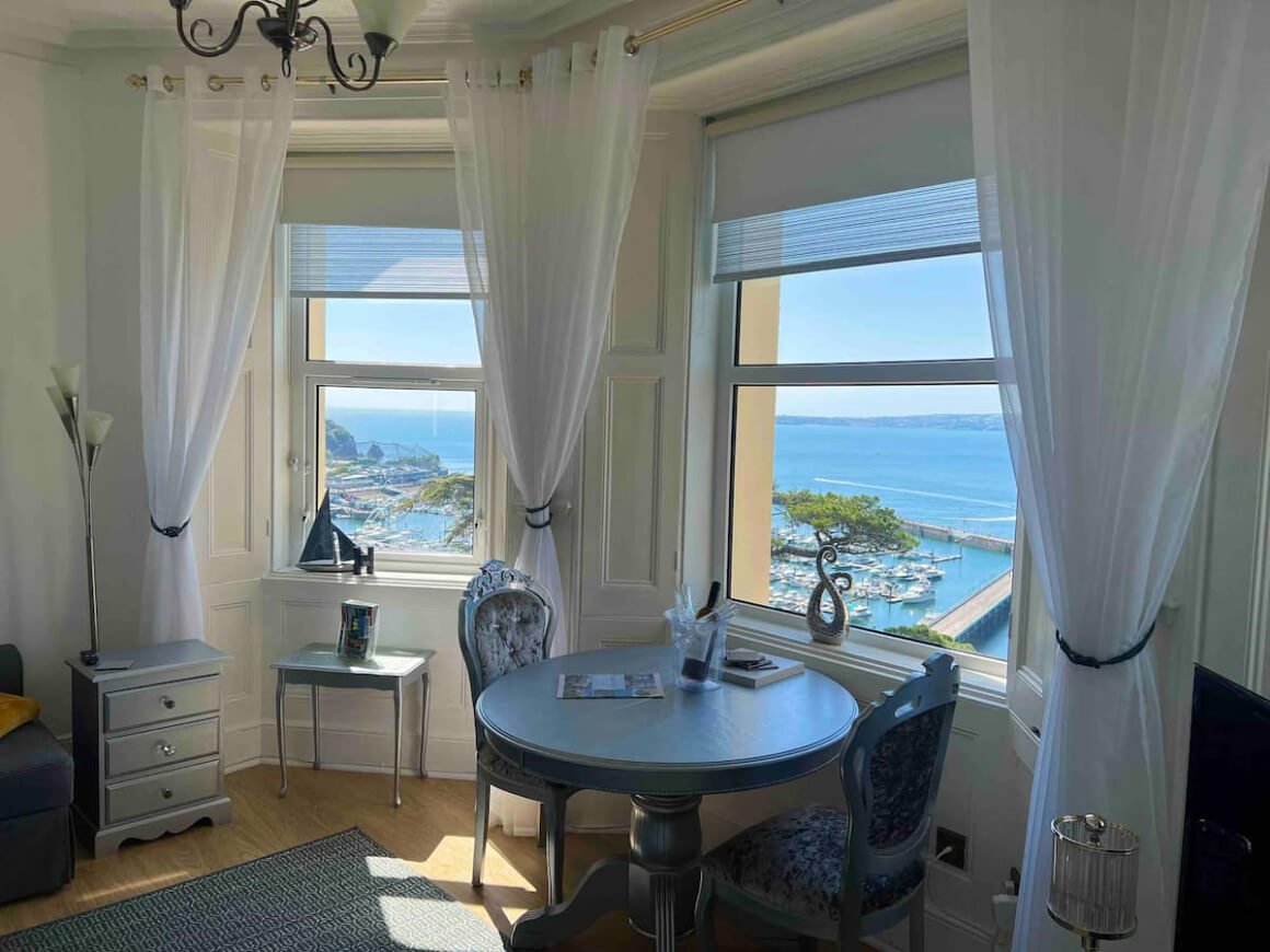 Old-School Luxury Apartment with Sea Views in Torquay