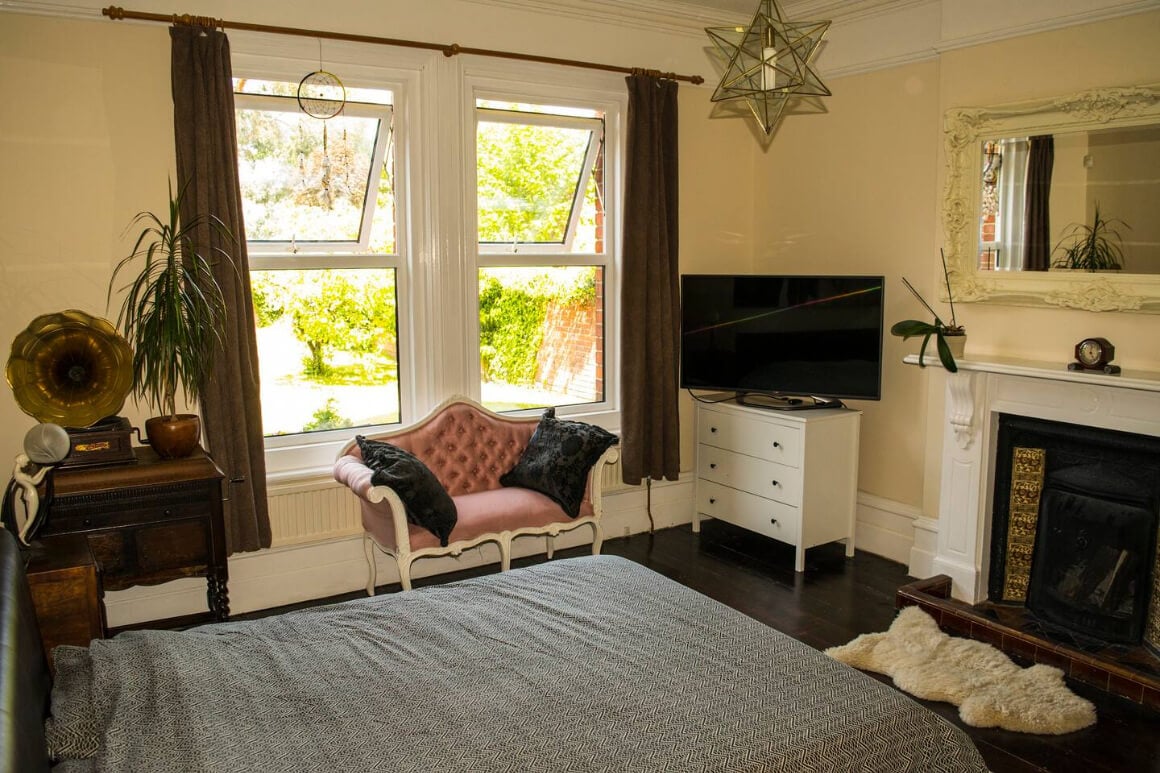 Affordable Private Room Overlooking Gardens in Reading