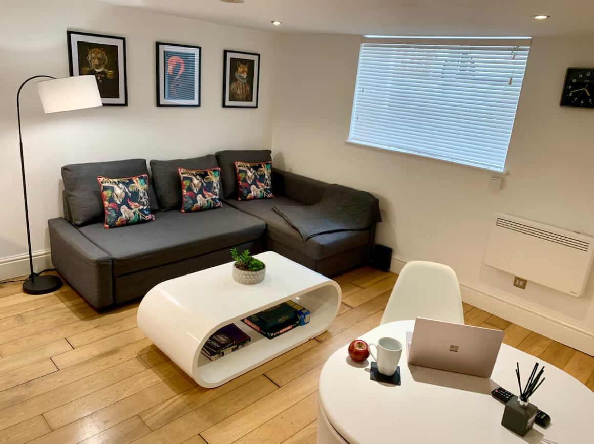 Stylish One-Bed Apartment with Private Workspace in Reading