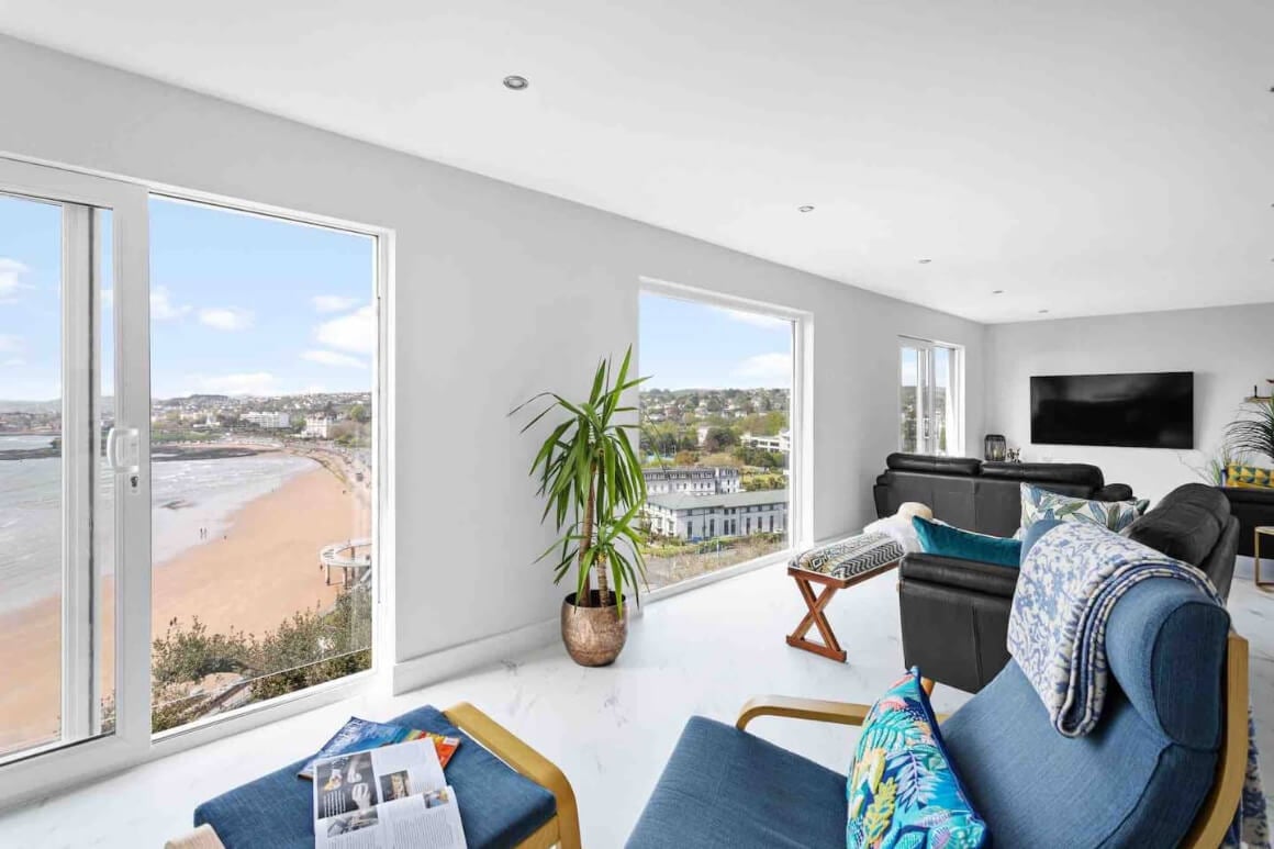 Modern Sea View Apartment with State-of-the-Art Kitchen in Torquay