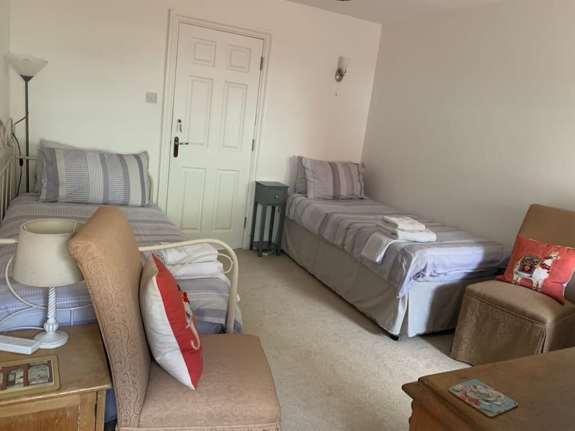 Delightful twin bedded room in Canterbury