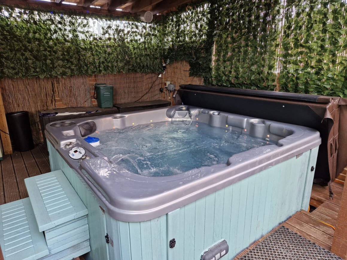 5 Bedroom Family Home. Hot tub, secluded gardens in Gloucester