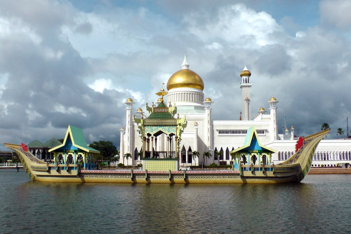 Sultan Omar Ali Saifuddien Mosque, Brunei