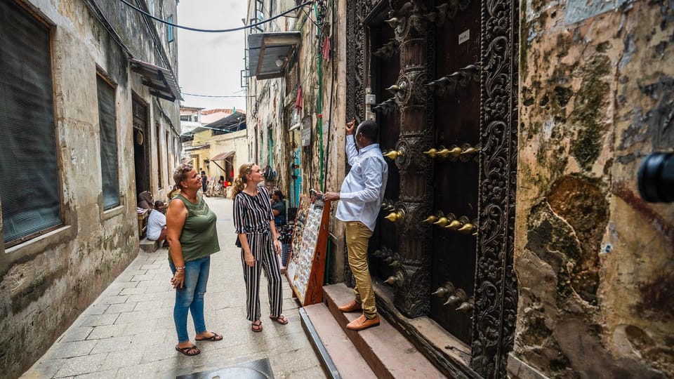 Two travellers on a Historic City of Stone Town walking tour