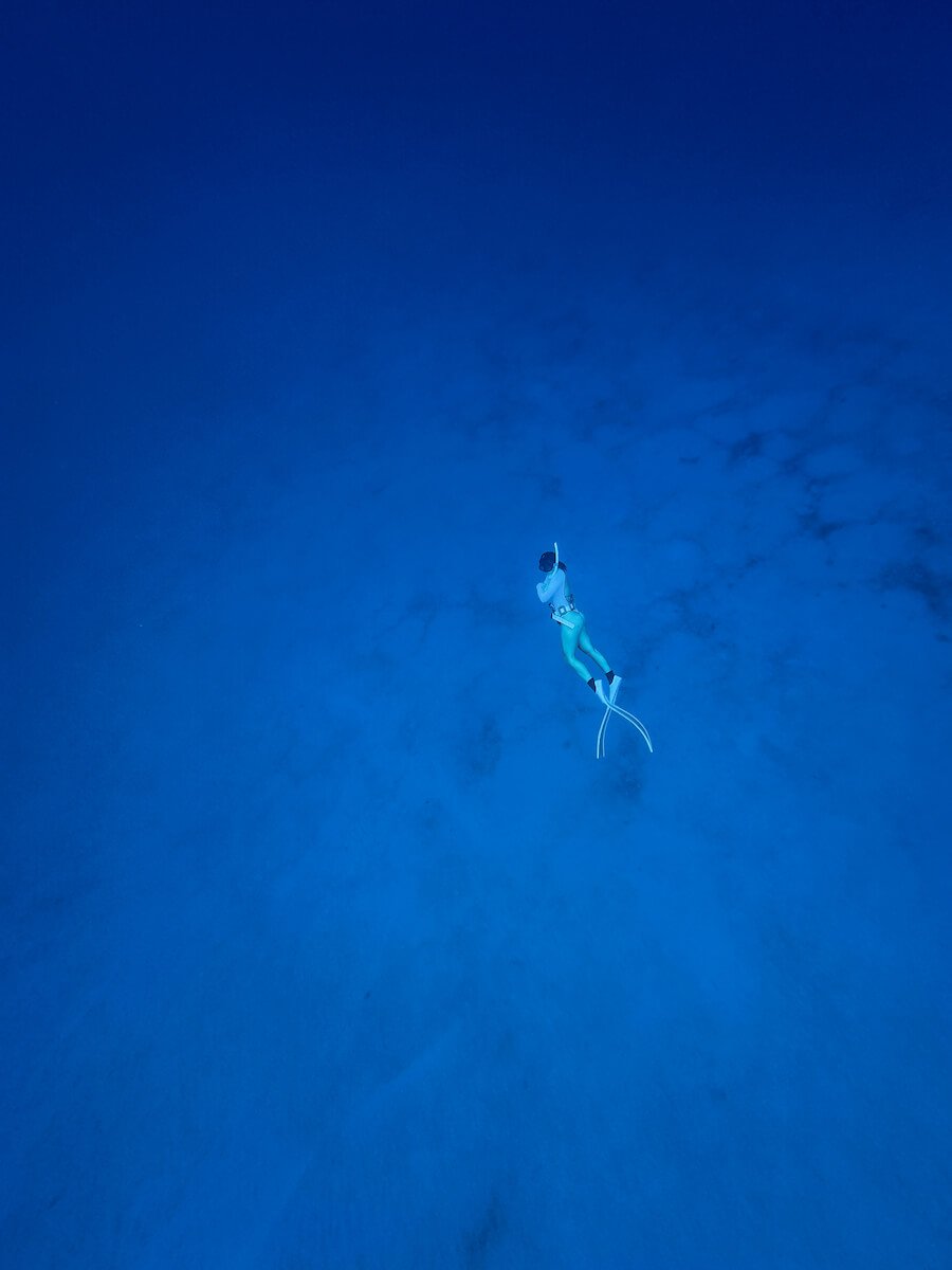 audy freediving in the raspberry blue ocean in french polynesia