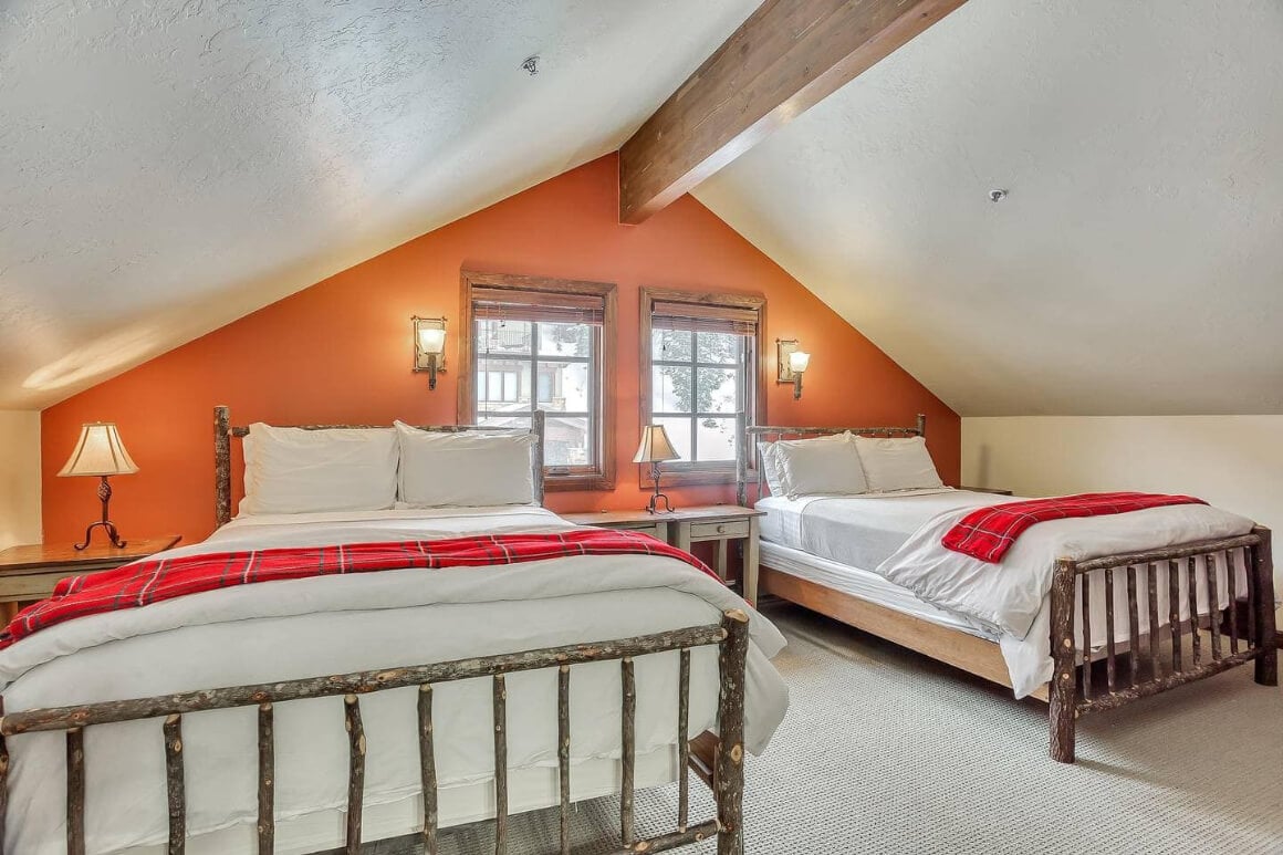 3-Bed Lodge with High Ceilings and Hot Tub, Snowbird