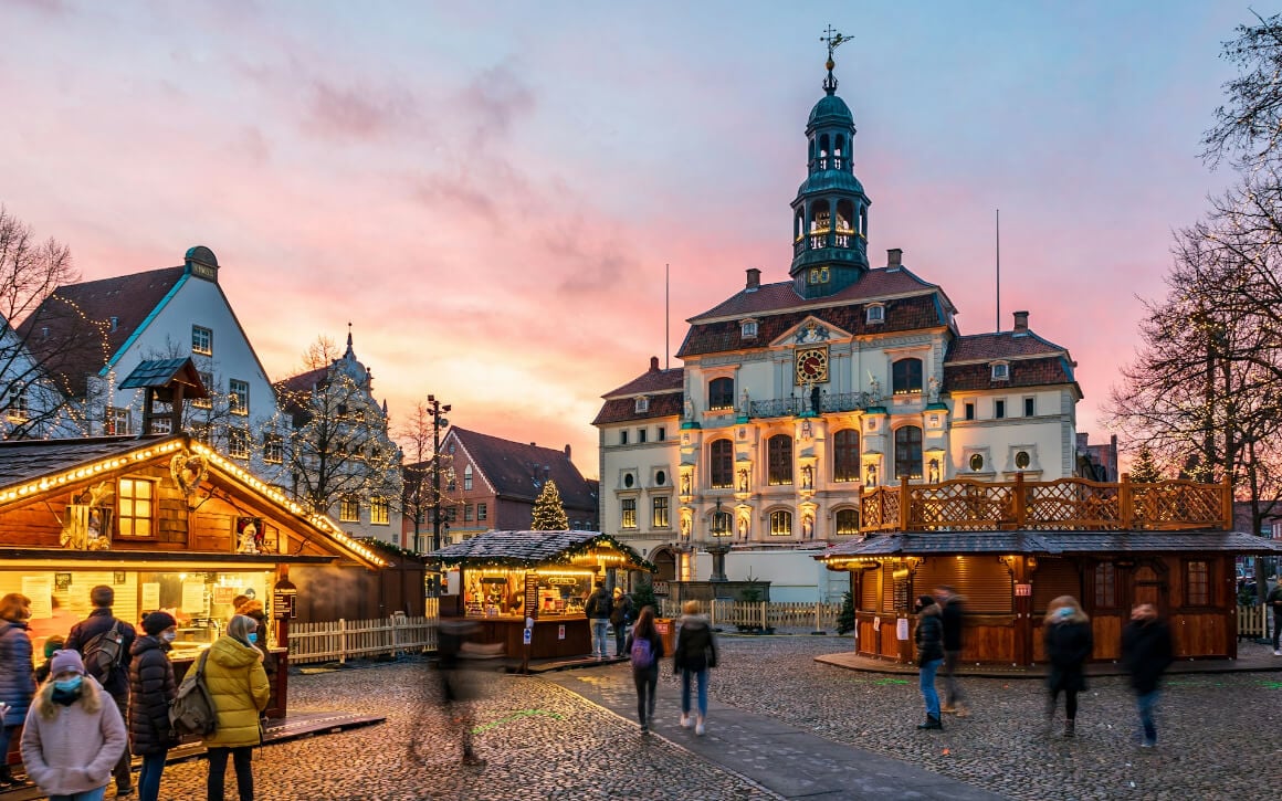 a pink sunset at the german historischer christmas market rathausmarkt