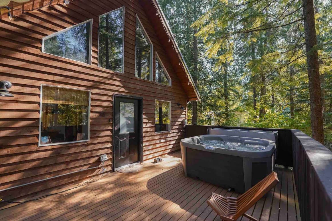 Classic 2-Bed Cabin with Hot Tub, Mt. Baker, Washington