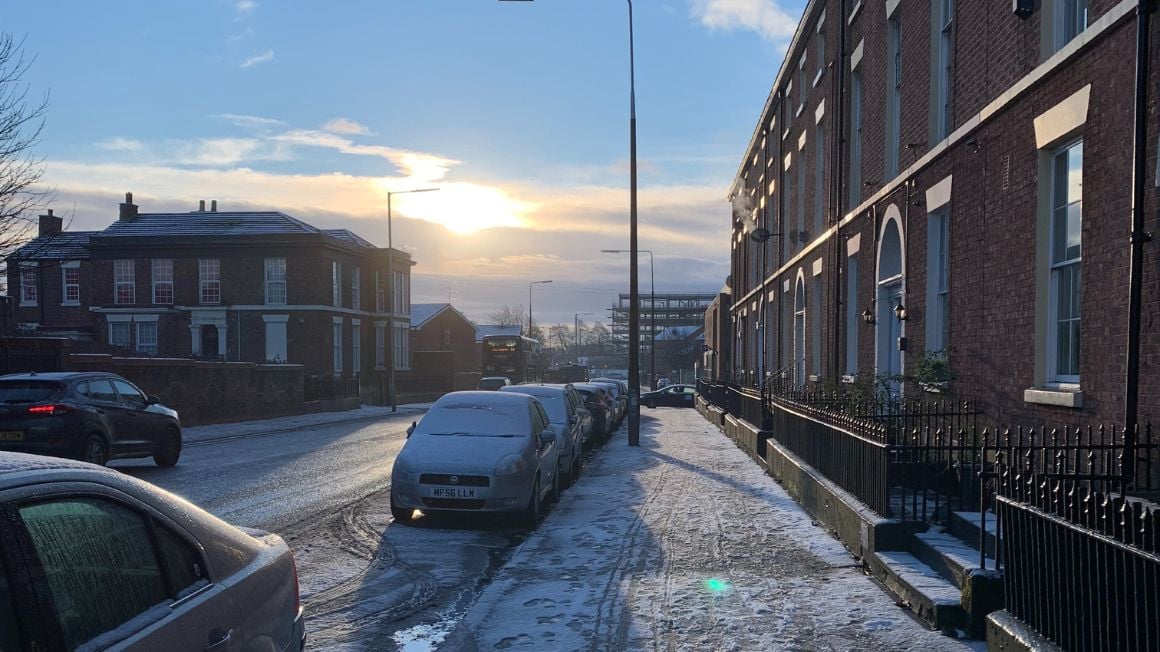 everton road in liverpool during the winter