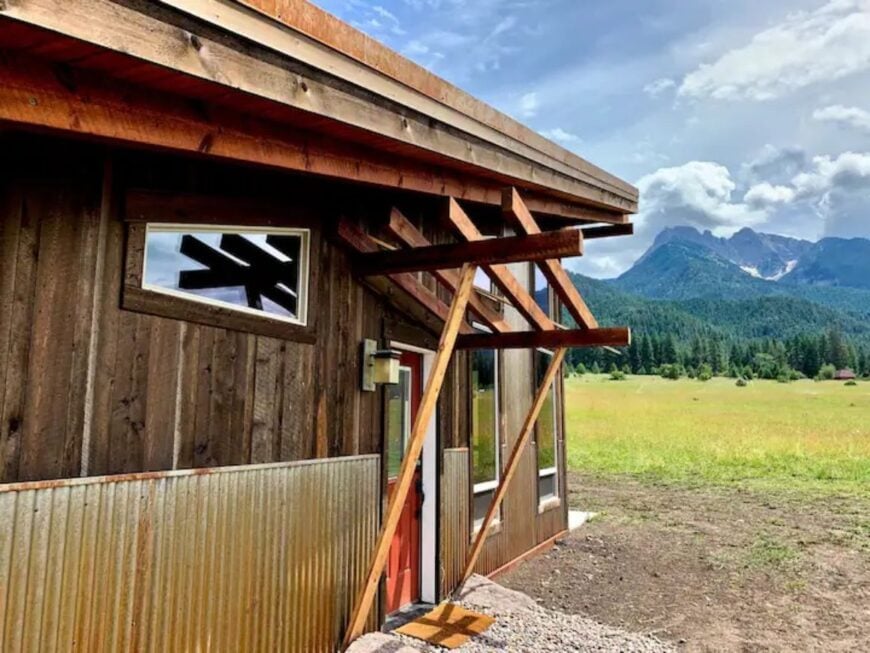 11 STUNNING Cabins In Montana 2024 Edition   Montana Quaint Cabin At The Foot Of The Mountains 870x870 