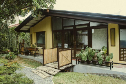 Tranquil Cabin with Bathtub and Resort Facilities in Tagaytay